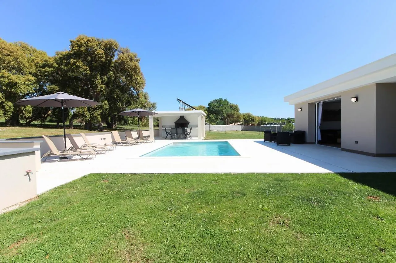 Stunning Modern Villa Monte Vernal In Pula Near The Beach And City Center